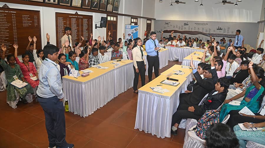 ಮಂಗಳೂರಿನ ಕೆನರಾ ವಾಣಿಜ್ಯ ಮತ್ತು ಕೈಗಾರಿಕೆ ಸಂಸ್ಥೆಯ ಸಭಾಭವನದಲ್ಲಿ ನಡೆದ ಅಣಕು ಸಂಸತ್ ಸ್ಪರ್ಧೆಯಲ್ಲಿ ಭಾಗವಹಿಸಿದ ಮಕ್ಕಳು : ಪ್ರಜಾವಾಣಿ ಚಿತ್ರ