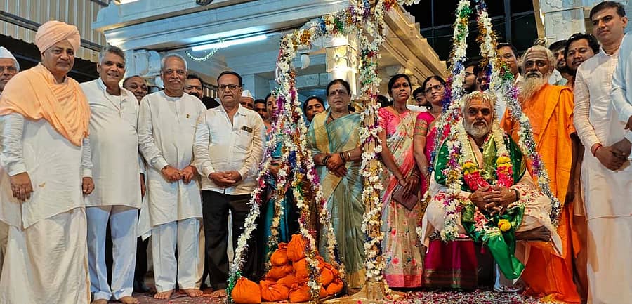 <div class="paragraphs"><p>  ಚೆನ್ನವೀರಸ್ವಾಮೀಜಿ ಪ್ರತಿಷ್ಠಾನದ ವತಿಯಿಂದ ಹಮ್ಮಿಕೊಂಡಿದ್ದ ಸದ್ವಿಚಾರಗೋಷ್ಠಿ-344 ಸಮಾರಂಭದಲ್ಲಿ ಊರನಹಿರಿಯಮಠದ ಪೀಠಾಧ್ಯಕ್ಷ ಶಿವಾನಂದ ಶಿವಾಚಾರ್ಯ ಸ್ವಾಮೀಜಿ ಷಷ್ಠಿಪೂರ್ತಿ ಅಂಗವಾಗಿ ಅವರಿಗೆ ಪ್ರಭು ಸಾರಂಗದೇವ ಶಿವಾಚಾರ್ಯ ಸ್ವಾಮೀಜಿ ಸಮ್ಮುಖದಲ್ಲಿ ನಾಣ್ಯದ ತುಲಾಭಾರ ಮಾಡಲಾಯಿತು.&nbsp;</p></div>