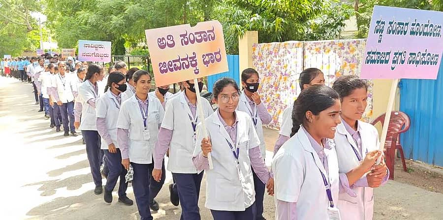 ವಿಶ್ವ ಜನಸಂಖ್ಯಾ ದಿನಾಚರಣೆಯ ಪ್ರಯುಕ್ತ ರಾಯಚೂರಲ್ಲಿ ಜನಸಂಖ್ಯೆ ನಿಯಂತ್ರಣಕ್ಕೆ ಜಾಗೃತಿ ಜಾಥಾ ನಡೆಯಿತು