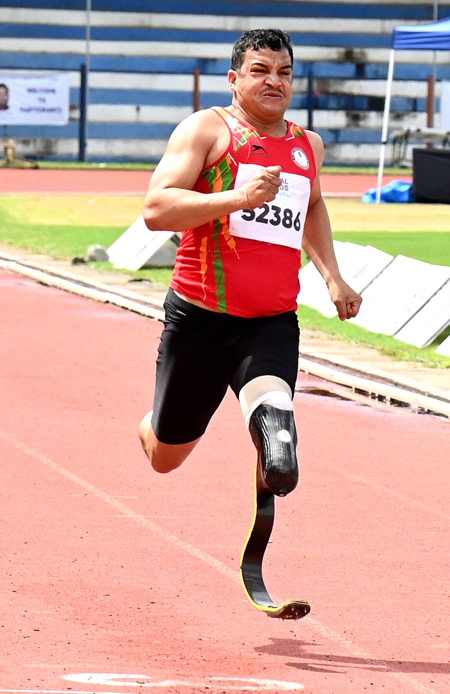 ಬೆಂಗಳೂರಿನ ಕಂಠೀರವ ಕ್ರೀಡಾಂಗಣದಲ್ಲಿ ಶನಿವಾರ ನಡೆದ ಏಳನೇ ಭಾರತೀಯ ಓಪನ್ ಪ್ಯಾರಾ ಅಥ್ಲೆಟಿಕ್ ಚಾಂಪಿಯನ್ಷಿಪ್ನಲ್ಲಿ ಟಿ 64 ಪುರುಷರ ವಿಭಾಗದ 200 ಮೀಟರ್ ಓಟದಲ್ಲಿ ಎಸ್ ಎಸ್ ಸಿ ಬಿ ಯ ಅಜಯ್ ಕುಮಾರ್ ಅವರು ಸ್ವರ್ಣ ಗೆದ್ದರು. / ಪ್ರಜಾವಾಣಿ ಚಿತ್ರ ಕಿಶೋರ್ ಕುಮಾರ್ ಬೋಳಾರ್