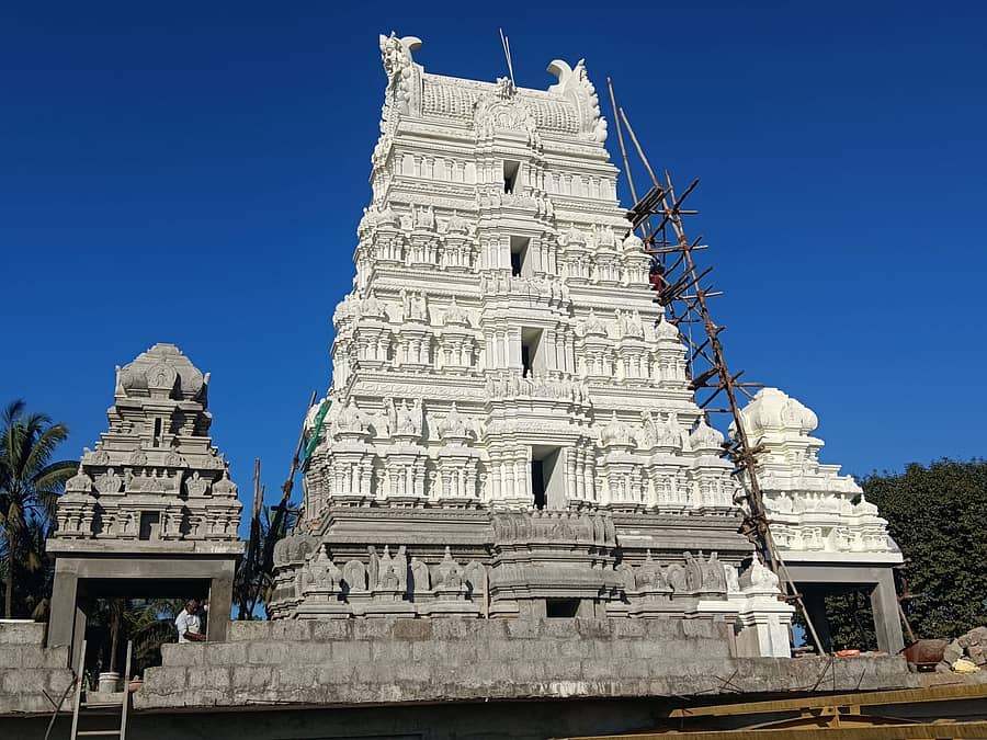 ಸೋಮವಾರಪೇಟೆಯ ಆಂಜನೇಯ ದೇವಾಲಯದ ನೂತನ ಗೋಪುರ ಕಾಮಗಾರಿ ಕೈಗೊಂಡಿರುವುದು