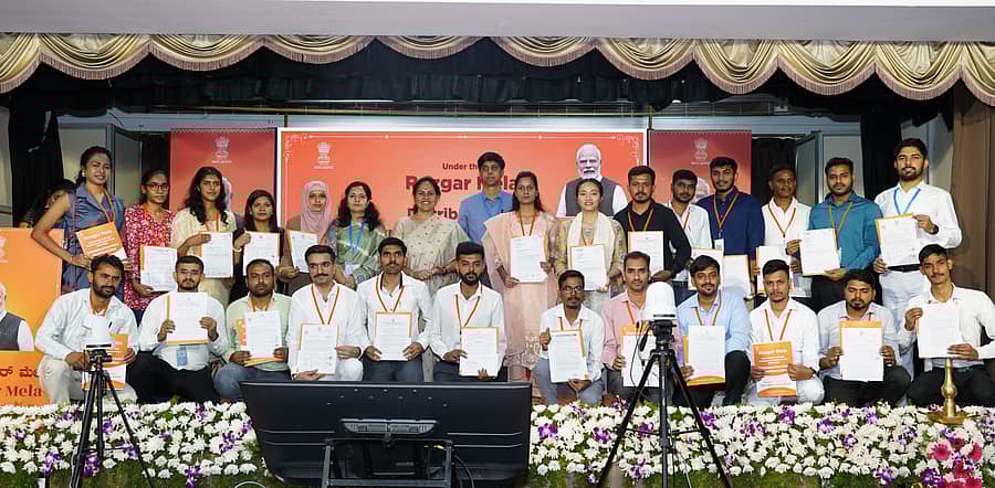 ಕೇಂದ್ರ ಸರ್ಕಾರದ ವಿವಿಧ ಇಲಾಖೆಗಳಲ್ಲಿ ಉದ್ಯೋಗ ಪಡೆದ ಅಭ್ಯರ್ಥಿಗಳಿಗೆ ಕೇಂದ್ರ ಸಣ್ಣ ಮತ್ತು ಮಧ್ಯಮ ಉದ್ಯಮಗಳು ರಾಜ್ಯ ಖಾತೆ ಸಚಿವೆ ಶೋಭಾ ಕರಂದ್ಲಾಜೆ ಅವರು ನೇಮಕಾತಿ ಪತ್ರಗಳನ್ನು ವಿತರಿಸಿದರು