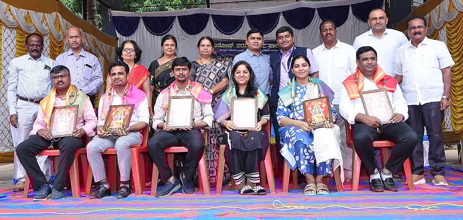 ಮಂಡ್ಯ ನಗರದ ಕಾಳೇಗೌಡ ಪ್ರೌಢಶಾಲೆ ಆವರಣದಲ್ಲಿ ನಡೆದ ಕಾರ್ಯಕ್ರಮದಲ್ಲಿ ಸಾಧನೆ ಮಾಡಿರುವ ವೈದ್ಯರನ್ನು ಸನ್ಮಾನಿಸಲಾಯಿತು