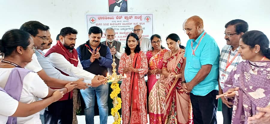 ಹಾಸನದ ರೆಡ್‌ಕ್ರಾಸ್ ಭವನದಲ್ಲಿ ಶನಿವಾರ ಆಯೋಜಿಸಿದ್ದ ತರಬೇತಿ ಕಾರ್ಯಕ್ರಮವನ್ನು ಜಿಲ್ಲಾಧಿಕಾರಿ ಕೆ.ಎಸ್.ಲತಾಕುಮಾರಿ ಉದ್ಘಾಟಿಸಿದರು.