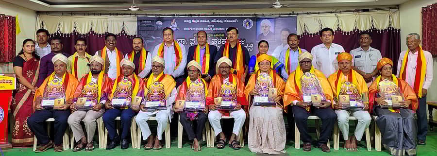 ಕಲಬುರಗಿಯ ಕನ್ನಡ ಭವನದಲ್ಲಿ ಹತ್ತು ಬಸವಾದಿ ಶರಣಾನುಯಾಯಿಗಳಿಗೆ 2025ನೇ ಸಾಲಿನ ಫ.ಗು.ಹಳಕಟ್ಟಿ ಪ್ರಶಸ್ತಿ ನೀಡಿ ಗೌರವಿಸಲಾಯಿತು