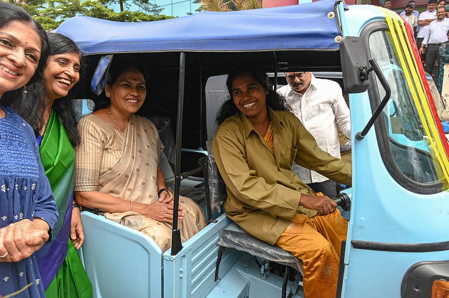 ಕೇಂದ್ರ ಸಚಿವೆ ಶೋಭಾ ಕರಂದ್ಲಾಜೆ ಅವರು ಮಹಿಳೆ ಚಲಾಯಿಸುವ ಆಟೊದಲ್ಲಿ ಸಂಚರಿಸುವ ಮೂಲಕ ಮಹಿಳೆಯರು ಮತ್ತು ಲಿಂಗತ್ವ ಅಲ್ಪಸಂಖ್ಯಾತರ ಉಚಿತ ಆಟೊ ಚಾಲನಾ ತರಬೇತಿಗೆ ಚಾಲನೆ ನೀಡಿದರು
ಪ್ರಜಾವಾಣಿ ಚಿತ್ರ