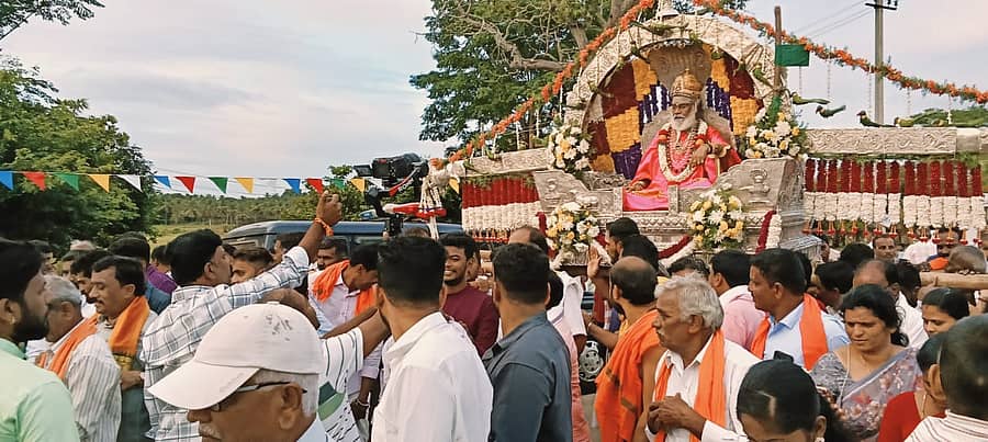 ಬಾಗೂರು ನವಿಲೆ ಗ್ರಾಮದಲ್ಲಿ ರಂಭಾಪುರಿ ಜಗದ್ಗುರುಗಳ ಅಡ್ಡಪಲ್ಲಕ್ಕಿ ಉತ್ಸವ ಸಹಸ್ರಾರು ಭಕ್ತರ ಸಮ್ಮುಖದಲ್ಲಿ ನೆರವೇರಿತು.