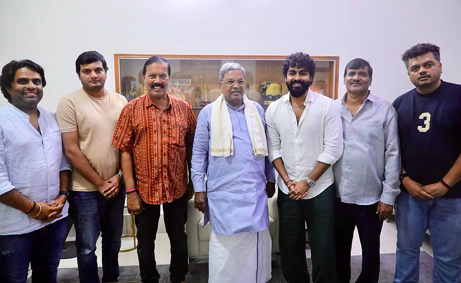 <div class="paragraphs"><p>ಸಿದ್ದರಾಮಯ್ಯ ಅವರನ್ನು&nbsp;ಭೇಟಿ ಮಾಡಿದ 'ಎಕ್ಕ' ಚಿತ್ರ ತಂಡ</p></div>