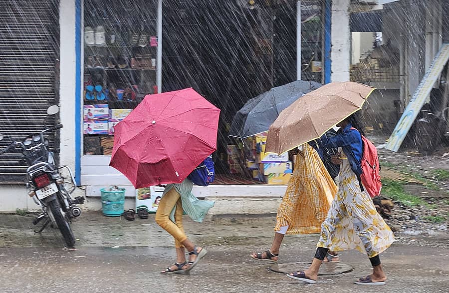ಕಾರವಾರದಲ್ಲಿ ಬಿರುಸಿನಿಂದ ಸುರಿಯುತ್ತಿದ್ದ ಮಳೆಯಲ್ಲಿ ಕಾಲೇಜು ವಿದ್ಯಾರ್ಥಿನಿಯರು ಕೊಡೆ ಹಿಡಿದು ಸಾಗಿದರು