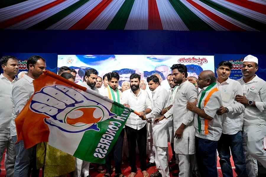 ಗದಗ ಜಿಲ್ಲಾ ಕಾಂಗ್ರೆಸ್‌ ಯುವ ಘಟಕದ ನೂತನ ಅಧ್ಯಕ್ಷರಾಗಿ ಆಯ್ಕೆಯಾಗಿರುವ ಕೃಷ್ಣಗೌಡ ಎಚ್‌.ಪಾಟೀಲ ಅವರಿಗೆ ನಿಕಟಪೂರ್ವ ಅಧ್ಯಕ್ಷ ಅಶೋಕ ಮಂದಾಲಿ ಶನಿವಾರ ನಡೆದ ಪದಗ್ರಹಣ ಸಮಾರಂಭದಲ್ಲಿ ಧ್ವಜ ಹಸ್ತಾಂತರಿಸಿದರು 