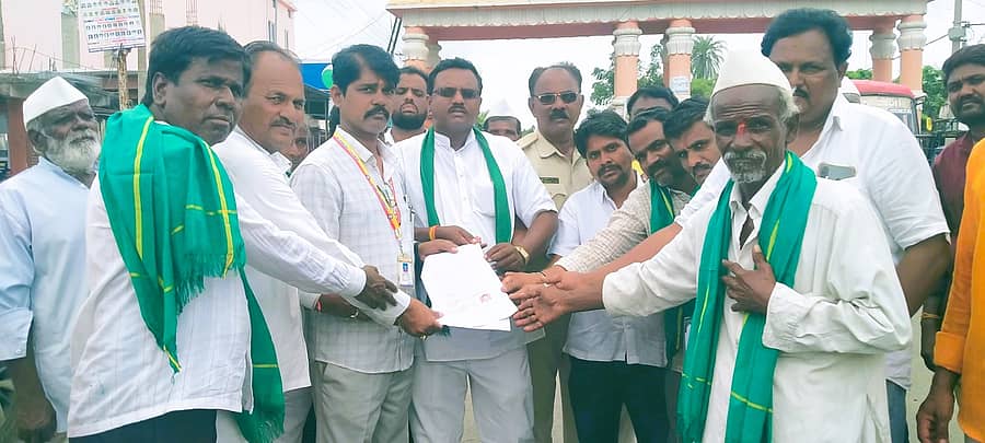 ಅಫಜಲಪುರ ತಾಲೂಕಿನ ಚಿಣಮಗೇರಿ ಕೆಪಿಆರ್ ಸಕ್ಕರೆ ಕಾರ್ಖಾನೆಯಿಂದ ಜನರ ಆರೋಗ್ಯದ ಮೇಲೆಬೀರುತ್ತಿರುವುದರಿಂದ ಕಾರ್ಖಾನೆ ಮುಚ್ಚಬೇಕೆಂದು ಶುಕ್ರವಾರ ಆ ಭಾಗದ ಮುಖಂಡರು ತಹಶೀಲ್ದಾರರ ಪರವಾಗಿ ಬಂದಿರುವ ಸಿಬ್ಬಂದಿಯವರಿಗೆ ಮನವಿ ಪತ್ರವನ್ನು ಸಲ್ಲಿಸಿದರು.