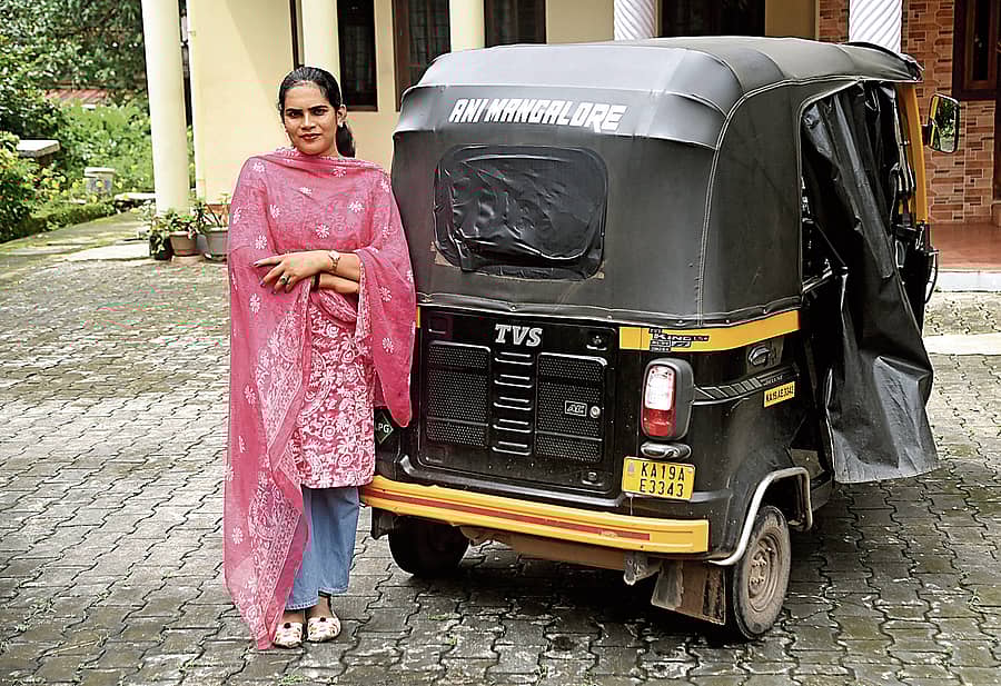 ತಮ್ಮ ಆಟೊದೊಂದಿಗೆ ಅನಿ ಮಂಗಳೂರು ಚಿತ್ರ: ಫಕ್ರುದ್ದೀನ್ ಎಚ್.