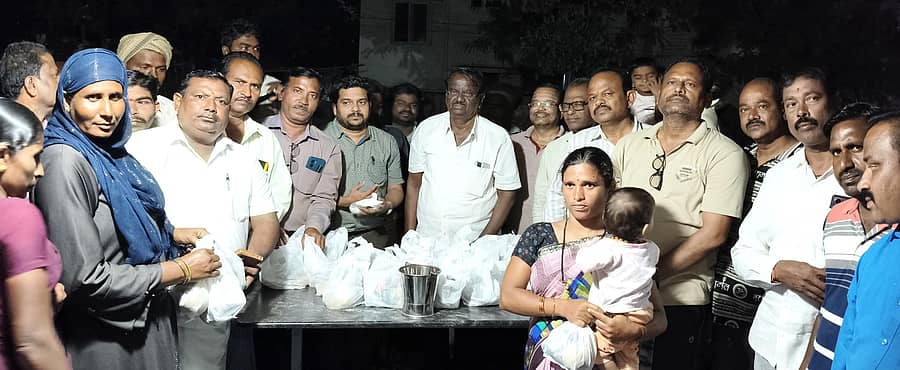 ಹಗರಿಬೊಮ್ಮನಹಳ್ಳಿಯಲ್ಲಿ ಹೋಟೆಲ್ ಮಾಲೀಕ ಎಸ್.ಎಂ.ಗಂಗಾಧರ ಮತ್ತು ಅವರ ಗೆಳೆಯರು 100ನೇ ದಿನದಂದು ಸರ್ಕಾರಿ ಆಸ್ಪತ್ರೆಯ ರೋಗಿಗಳಿಗೆ ಉಚಿತ ಉಪಾಹಾರ ವಿತರಿಸಿದರು