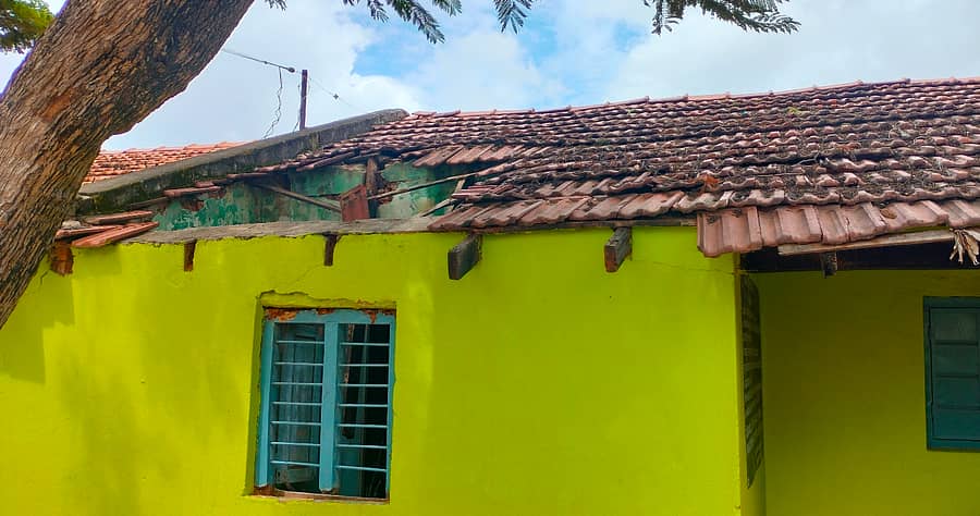 ಕಡೂರು ಶೈಕ್ಷಣಿಕ ವಲಯದ ಚೌಡ್ಲಾಪುರ ಗ್ರಾಮದ ಸರ್ಕಾರಿ ಪ್ರಾಥಮಿಕ ಶಾಲೆಯ ಕೊಠಡಿಯ ಪಾರ್ಶ್ವ ಕುಸಿರುವುದು