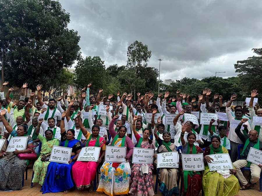 ದೇವನಹಳ್ಳಿ–ಚನ್ನರಾಯಪಟ್ಟಣ ಹೋರಾಟ ಸಮಿತಿ ನೇತೃತ್ವದಲ್ಲಿ ನಡೆದ ಪ್ರತಿಭಟನೆಯಲ್ಲಿ ನೂರಾರು ರೈತರು ಪಾಲ್ಗೊಂಡಿದ್ದರು.
