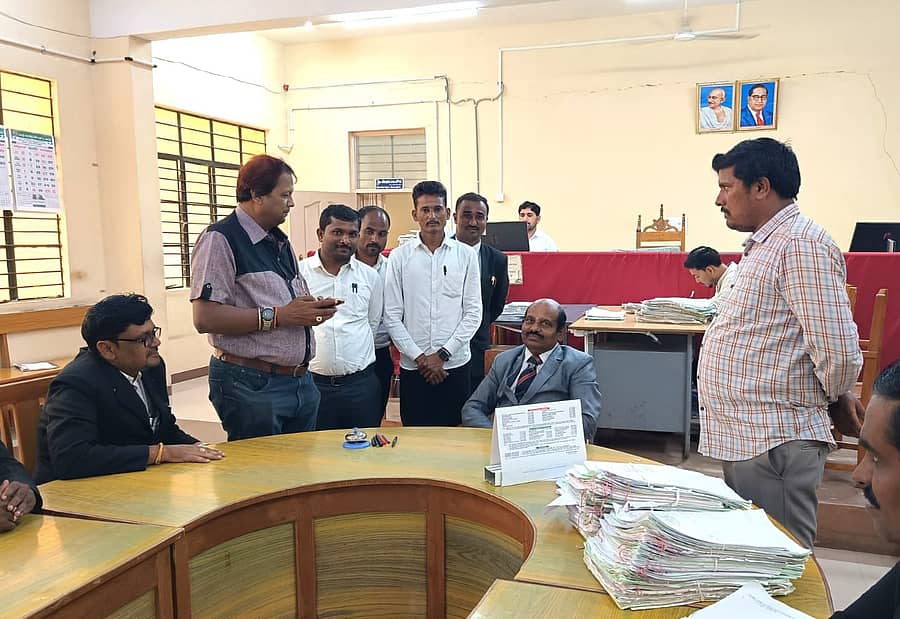 ಬಸವನಬಾಗೇವಾಡಿ ತಾಲ್ಲೂಕು ಕಾನೂನು ಸೇವಾ ಸಮಿತಿ ವತಿಯಿಂದ ಪಟ್ಟಣದ ನ್ಯಾಯಾಲಯಗಳ ಸಂಕೀರ್ಣದಲ್ಲಿ ಶನಿವಾರ ರಾಷ್ಟ್ರೀಯ ಲೋಕ ಅದಾಲತ್ ಯಶಸ್ವಿಯಾಗಿ ಜರುಗಿತು