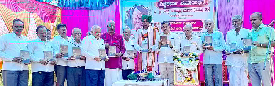 ಬೆಣ್ಣೂರು ಗ್ರಾಮದಲ್ಲಿ ಶುಕ್ರವಾರ ನಡೆದ ಸಮಾರಂಭದಲ್ಲಿ ಜಾನಪದ ಗೊಂಚಲು ಕೃತಿಯನ್ನು ವಿಧಾನ ಪರಿಷತ್ ಸದಸ್ಯ ಹನಮಂತ ನಿರಾಣಿ ಬಿಡುಗಡೆಗೊಳಿಸಿದರು