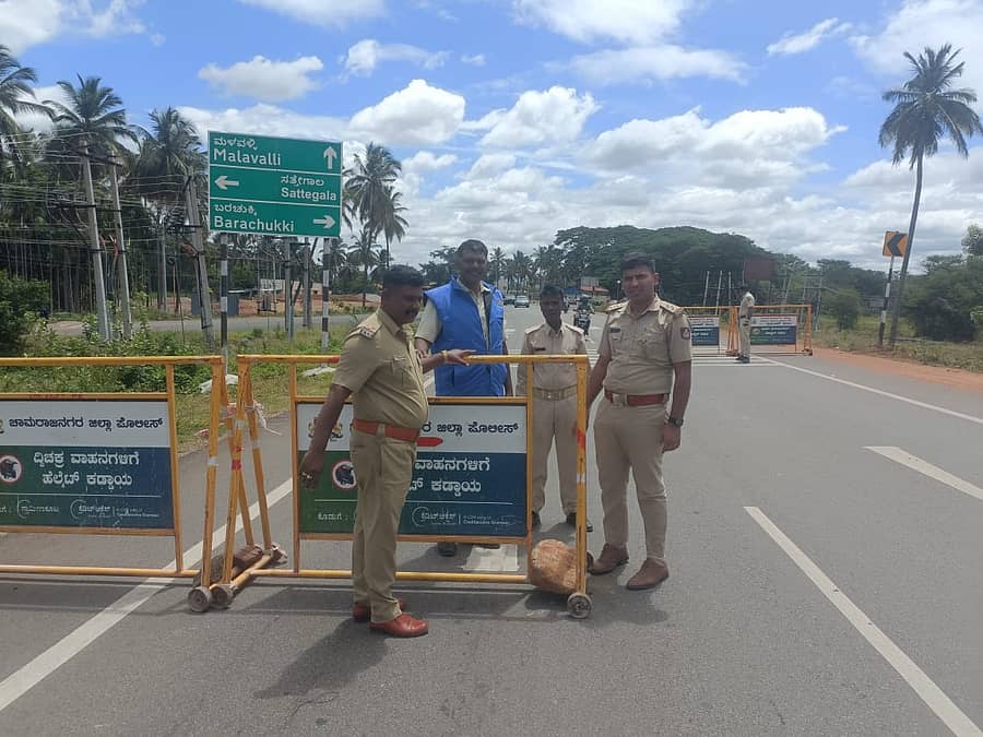ಕೊಳ್ಳೇಗಾಲ ತಾಲ್ಲೂಕಿನ ಸತ್ತೇಗಾಲ ಗ್ರಾಮದ ಬೈಪಾಸ್ ರಸ್ತೆಗೆ ಪೊಲೀಸ್ ಇಲಾಖೆಯ ಸಿಬ್ಬಂದಿಗಳು ಬ್ಯಾರಿಕೇಡ್‌ ಅಳವಡಿಸಿದರು