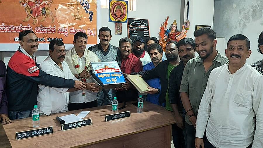 ಮಡಿಕೇರಿಯ ಕೋಟೆಮಾರಿಯಮ್ಮ ದೇವಾಲಯದ ಸಭಾಂಗಣದಲ್ಲಿ ಶನಿವಾರ ನಡೆದ ಕಾರ್ಯಕ್ರಮದಲ್ಲಿ 2025-26ನೇ ಸಾಲಿಗೆ ದಸರಾ ದಶಮಂಟಪ ಸಮಿತಿಯ ಅಧಿಕಾರವನ್ನು ಕೋಟೆ ಮಹಾಗಣಪತಿ ದೇವಾಲಯ ಸಮಿತಿಯ ಹರೀಶ್ ಅಣ್ವೇಕರ್ ಅವರಿಗೆ ಹಸ್ತಾಂತರ ಮಾಡಲಾಯಿತು