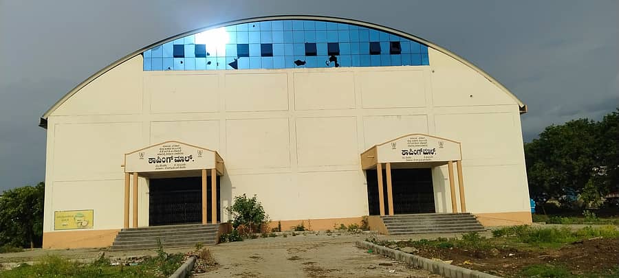 ಜೇವರ್ಗಿ : ಪಟ್ಟಣದ ಎಪಿಎಂಸಿ ಆವರಣದಲ್ಲಿ ನಿರ್ಮಿಸಿದ ಶಾಪಿಂಗ್ ಕಾಂಪ್ಲೆಕ್ಸ್ ಪಾಳು ಬಿದ್ದಿರುವುದು.