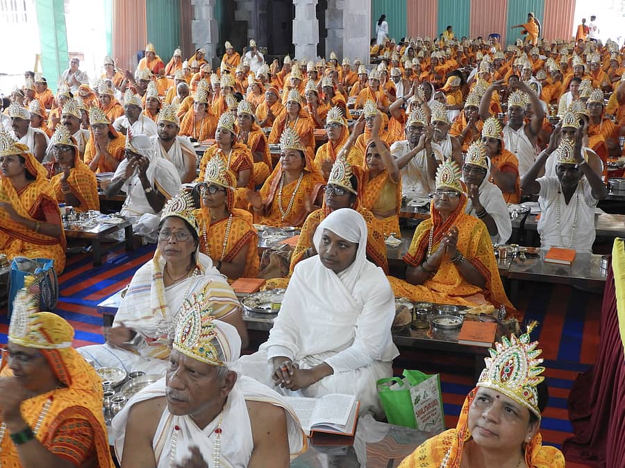 ಶ್ರವಣಬೆಳಗೊಳದಲ್ಲಿ ಜರುಗಿದ ಸಿದ್ಧಚಕ್ರ ಮಹಾಮಂಡಲ ವಿಧಾನದ ಪೂಜೆಯಲ್ಲಿ ಭಾಗವಹಿಸಿದ್ದ ಭಕ್ತರು