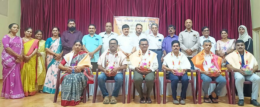 ತೀರ್ಥಹಳ್ಳಿಯ ಮಾಧವ ಮಂಗಲ ಸಭಾ ಭವನದಲ್ಲಿ ವರ್ಗಾವಣೆಗೊಂಡ ವೈದ್ಯ ಸಿಬ್ಬಂದಿಗೆ ಕೃತಜ್ಞತಾ ಸಮಾರಂಭ ಭಾನುವಾರ ನಡೆಯಿತು