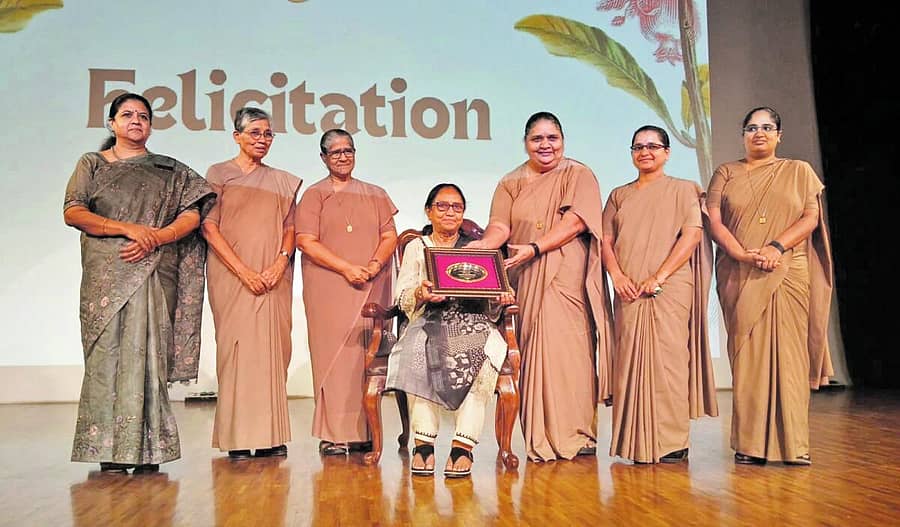 <div class="paragraphs"><p>ಕಾರ್ಯಕ್ರಮದಲ್ಲಿ ಸಾಹಿತಿ ಬಾನು ಮುಷ್ತಾಕ್ ಅವರನ್ನು ಸನ್ಮಾನಿಸಲಾಯಿತು.g</p></div>