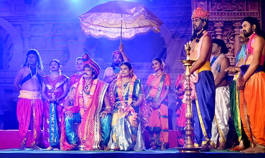 ನಗರದ ಡಾ.ಬಿ.ಆರ್. ಅಂಬೇಡ್ಕರ್ ಭವನದಲ್ಲಿ ಭಾನುವಾರ ನಡೆದ ‘ಮಹಾನಾಯಕ ಸಾಮ್ರಾಟ್‌ ಅಶೋಕ’ ನಾಟಕವನ್ನು ನಾಗ್ಪುರದ ಬುದ್ಧಿಸ್ಟ್‌ ಅಕಾಡೆಮಿ ಆಫ್‌ ಪರ್ಫಾಮಿಂಗ್‌ ಆರ್ಟ್‌ನ ಕಲಾವಿದರು ಪ್ರಸ್ತುತಪಡಿಸಿದರು
ಪ್ರಜಾವಾಣಿ ಚಿತ್ರ 