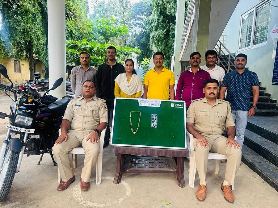 ಮಹಿಳೆಯ ಸುಲಿಗೆ ಪ್ರಕರಣದಲ್ಲಿ ವಶಪಡಿಸಿಕೊಂಡ ಚಿನ್ನಾಭರಣ ಹಾಗೂ ವಸ್ತುಗಳೊಂದಿಗೆ ಶಿವಮೊಗ್ಗದ ಕೋಟೆ ಠಾಣೆ ಇನ್‌ಸ್ಪೆಕ್ಟರ್ ಹರೀಶ್ ಕೆ.ಪಟೇಲ್ ಹಾಗೂ ಸಿಬ್ಬಂದಿ