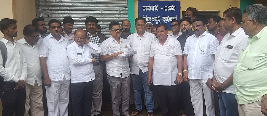 ಹರಿಹರ ನಗರಸಭೆಯ ಆವರಣದಲ್ಲಿರುವ ಧೂಡಾ ಶಾಖಾ ಕಚೇರಿಗೆ ಧೂಡಾ ಅಧ್ಯಕ್ಷ ದಿನೇಶ್ ಕೆ.ಶೆಟ್ಟಿ ಈಚೆಗೆ ಭೇಟಿ ನೀಡಿದ್ದರು