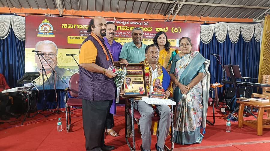 ಕಾರ್ಯಕ್ರಮದಲ್ಲಿ ದಿನೇಶ್ ಗೂಳಿಗೌಡ ಅವರನ್ನು ಸನ್ಮಾನಿಸಲಾಯಿತು. ಸವಿಗಾನಲಹರಿ ಸುಗಮ ಸಂಗೀತ ಶಾಲೆಯ ಅಧ್ಯಕ್ಷ ಟಿ. ರಾಜಾರಾಮ್, ರಂಗಕರ್ಮಿ ಶ್ರೀನಿವಾಸಪ್ರಭು, ಎಚ್‌.ಎಸ್. ವೆಂಕಟೇಶಮೂರ್ತಿ ಅವರ ಹಿರಿಯ ಪುತ್ರ ಎಚ್.ವಿ. ಸಂಜಯ್ ಉಪಸ್ಥಿತರಿದ್ದರು
