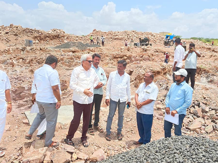 ಶಹಾಪುರ ತಾಲ್ಲೂಕಿನ ಉಕ್ಕಿನಾಳ ಗ್ರಾಮದ ಬಳಿಯ ದೊರೆಗುಡ್ಡದ ಬಳಿ ನಿರ್ಮಿಸುತ್ತಿರುವ ಮೊರಾರ್ಜಿ ದೇಸಾಯಿ ವಸತಿ ಶಾಲೆಯ ಕಟ್ಟಡ ಕಾಮಗಾರಿಯನ್ನು ಸಚಿವ ಶರಣಬಸಪ್ಪ ದರ್ಶನಾಪುರ ಪರಿಶೀಲಿಸಿದರು 