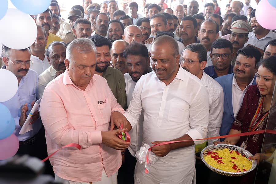 ಕೊಣಾಜೆಯ ಕಂಬಳಪದವು ಬಳಿ ಭಾನುವಾರ ವಿದ್ಯುನ್ಮಾನ ವಾಹನ ಚಾಲನಾ ಪರೀಕ್ಷಾ ಪಥಗಳ ಘಟಕವನ್ನು ಸಾರಿಗೆ ಸಚಿವ ರಾಮಲಿಂಗಾ ರೆಡ್ಡಿ ಉದ್ಘಾಟಿಸಿದರು
