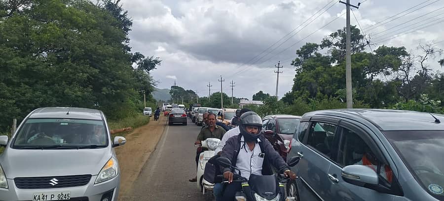 ಕೊಳ್ಳೇಗಾಲದ ಭರಚುಕ್ಕಿ ಜಲಪಾತಕ್ಕೆ ಹೋಗುವ ಮಾರ್ಗದಲ್ಲಿ ಆಗಿದ್ದ ಟ್ರಾಫಿಕ್ ಜಾಮ್