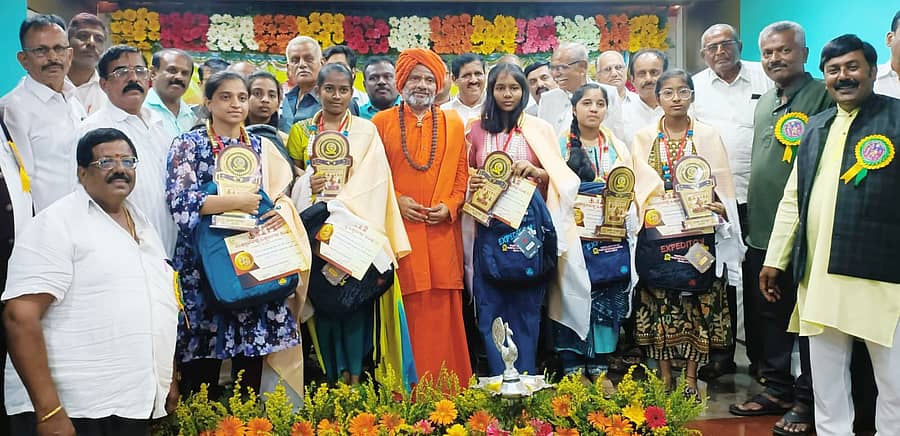 <div class="paragraphs"><p>ತುಮಕೂರಿನಲ್ಲಿ ಭಾನುವಾರ ಉಪ್ಪಾರಹಳ್ಳಿ ಒಕ್ಕಲಿಗರ ಸಂಘದಿಂದ ಪ್ರತಿಭಾ ಪುರಸ್ಕಾರ ವಿತರಿಸಲಾಯಿತು. </p></div>