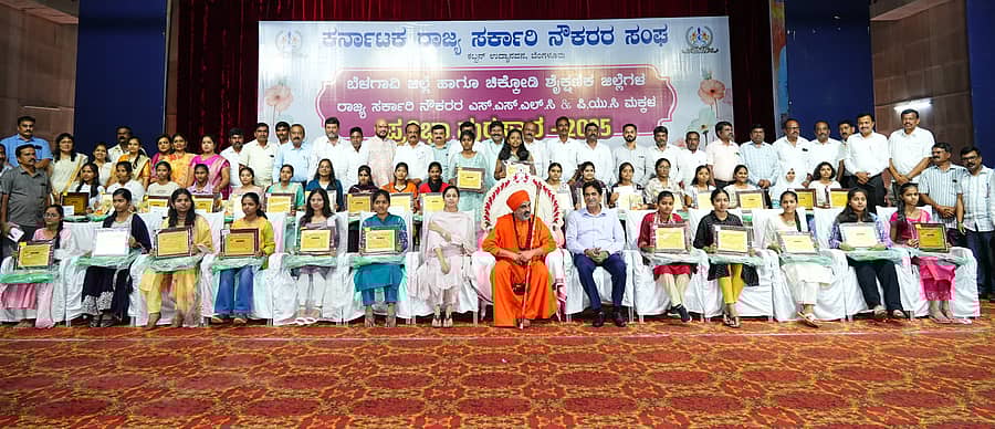 ಬೆಳಗಾವಿಯ ಕುಮಾರ ಗಂಧರ್ವ ರಂಗಮಂದಿರದಲ್ಲಿ ನಡೆದ ಕಾರ್ಯಕ್ರಮದಲ್ಲಿ ಸರ್ಕಾರಿ ನೌಕರರ ಸಾಧಕ ಮಕ್ಕಳಿಗೆ ಪ್ರತಿಭಾ ಪುರಸ್ಕಾರ ನೀಡಲಾಯಿತು