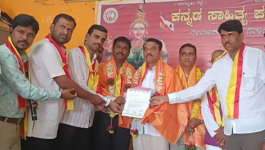 ಔರಾದ್ ತಾಲ್ಲೂಕಿನ ಖಾಸಗಿ ಅನುದಾನ ರಹಿತ ಶಾಲಾ ಆಡಳಿತ ಮಂಡಳಿಯ ಪ್ರಮುಖರು ಕರ್ನಾಟಕ ಗಡಿ ಪ್ರದೇಶ ಅಭಿವೃದ್ಧಿ ಪ್ರಾಧಿಕಾರದ ಅಧ್ಯಕ್ಷ ಸೋಮಣ್ಣ ಬೇವಿನಮರದ ಅವರಿಗೆ ಮನವಿ ಸಲ್ಲಿಸಿದರು