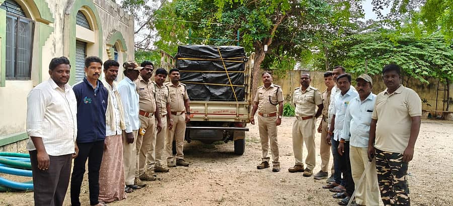 <div class="paragraphs"><p>ರಾಯಚೂರು ತಾಲ್ಲೂಕಿನ ಡಿ.ರಾಂಪೂರ ಗ್ರಾಮದ ಬೆಟ್ಟ ಪ್ರದೇಶದಲ್ಲಿ ಇಡಲಾಗಿದ್ದ ಬೋನಿಗೆ ಬಿದ್ದ ಚಿರತೆಯನ್ನು ಅರಣ್ಯ ಇಲಾಖೆಯ ಸಿಬ್ಬಂದಿ ಸುರಕ್ಷಿತ ಸ್ಥಳಕ್ಕೆ ಸಾಗಿಸಿದರು</p><p></p></div>
