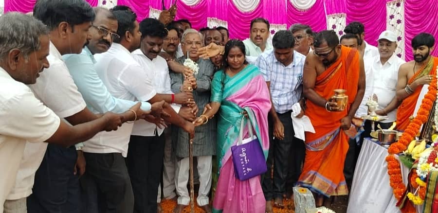 ಶಿರಾ ತಾಲ್ಲೂಕಿನ ತಾವರೆಕೆರೆ ಗ್ರಾಮದ ಸರ್ಕಾರಿ ಹಿರಿಯ ಪ್ರಾಥಮಿಕ ಶಾಲೆಯ ನೂತನ ಹೈಟೆಕ್ ಕೊಠಡಿಗಳ ನಿರ್ಮಾಣಕ್ಕೆ ವಿಧಾನ ಪರಿಷತ್ ಸದಸ್ಯ ಚಿದಾನಂದ್ ಎಂ.ಗೌಡ ಭೂಮಿಪೂಜೆ ನೆರವೇರಿಸಿದರು