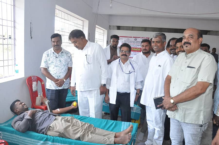 ಕೊಳ್ಳೇಗಾಲ ತಾಲ್ಲೂಕಿನ ಸಿದ್ದಯ್ಯನಪುರ ಗ್ರಾಮದ ಅರುಣೋದಯ ಯೇಸು ಚರ್ಚ್ನಲ್ಲಿ ಭಾನುವಾರ ಭಾರತೀಯ ಕ್ರೈಸ್ತ ದಿನದ ಅಂಗವಾಗಿ ಸ್ವಯಂಪ್ರೇರಿತ ರಕ್ತದಾನ ಶಿಬಿರ ನಡೆಯಿತು. ಶಾಸಕ ಎ.ಆರ್. ಕೃಷ್ಣಮೂರ್ತಿ ಪಾಲ್ಗೊಂಡಿದ್ದರು