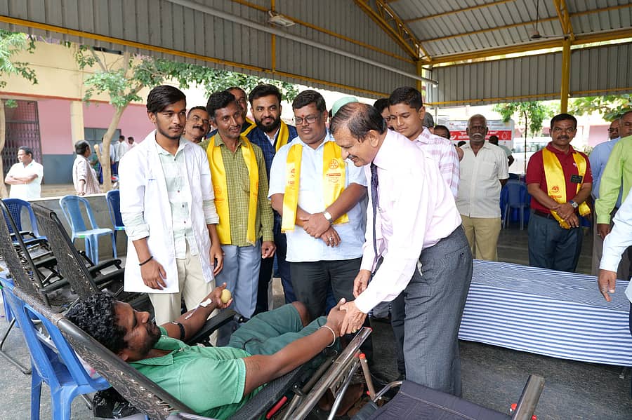 ಹಾರೋಹಳ್ಳಿಯ ಗ್ರಾಮಾಂತರ ಪ್ರೌಢಶಾಲಾ ಆವರಣದಲ್ಲಿ ಆರೋಗ್ಯ ತಪಾಸಣಾ ಶಿಬಿರ ಕಾರ್ಯಕ್ರಮದಲ್ಲಿ ಸಂಸದ ಸಿ.ಎನ್.ಮಂಜುನಾಥ್ ವ್ಯಕ್ತಿಯೊಬ್ಬರ ಆರೋಗ್ಯ ವಿಚಾರಿಸಿದರು 