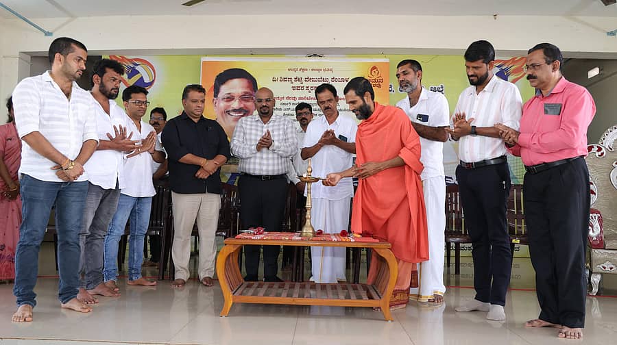 ಬಜೆಗೋಳಿ ಸರ್ಕಾರಿ ಪಿಯು ಕಾಲೇಜಿನಲ್ಲಿ ವಿದ್ಯಾರ್ಥಿವೇತನ ವಿತರಣೆ ಕಾರ್ಯಕ್ರಮವನ್ನು ಈಶ ವಿಠಲದಾಸ ಉದ್ಘಾಟಿಸಿದರು