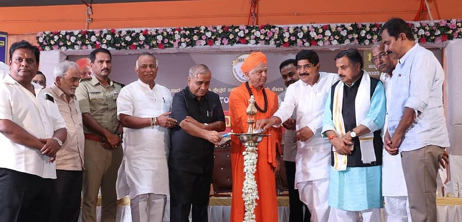 ಬಾಗಲಕೋಟೆಯಲ್ಲಿ ಭಾನುವಾರ ಬಾಗಲಕೋಟೆ ಯೂನಿಯನ್ ಆಫ್‌ ಮರ್ಚಂಟ್ಸ್ ಆ್ಯಂಡ್ ಎಂಟರ್‌ಪ್ರೈನರ್ಸ್ ಅಸೋಸಿಯೇಶನ್ಸ್‌ ಅನ್ನು ವಿಆರ್‌ಎಲ್‌ ಸಮೂಹ ಸಂಸ್ಥೆ ಅಧ್ಯಕ್ಷ ವಿಜಯ ಸಂಕೇಶ್ವರ ಉದ್ಘಾಟಿಸಿದರು