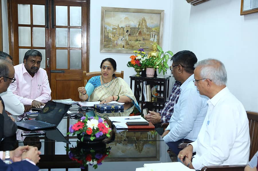 ಕರ್ನಾಟಕ ರಾಜ್ಯ ಜೈವಿಕ ಇಂಧನ ಮಂಡಳಿಯ ಅಧ್ಯಕ್ಷ ಮತ್ತು ಸದಸ್ಯರ ಜತೆಗೆ ಸರ್ಕಾರದ ಮುಖ್ಯ ಕಾರ್ಯದರ್ಶಿ ಶಾಲಿನಿ ರಜನೀಶ್‌ ಸಭೆ ನಡೆಸಿದರು