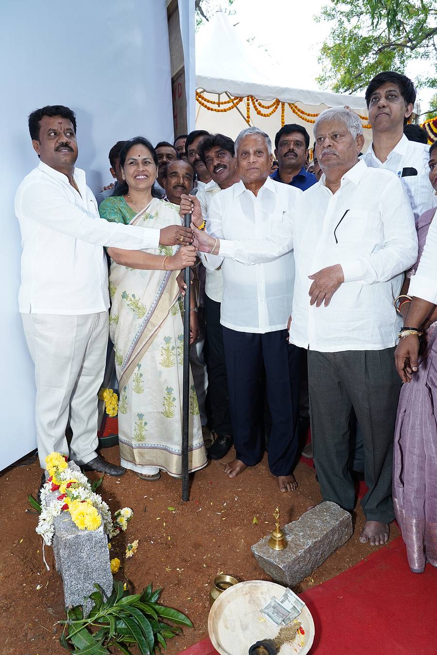 ರಾಮೋಹಳ್ಳಿಯಲ್ಲಿ ನಿರ್ಮಾಣಗೊಳ್ಳಲಿರುವ ರೈಲ್ವೆ ಕೆಳ ಸೇತುವೆಗೆ ವಿ. ಸೋಮಣ್ಣ, ಶೋಭಾ ಕರಂದ್ಲಾಜೆ ಭಾನುವಾರ ಶಂಕುಸ್ಥಾಪನೆ ನೆರವೇರಿಸಿದರು