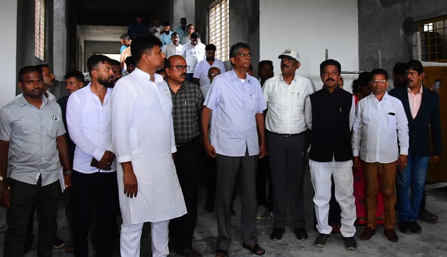 ಚಿತ್ರದುರ್ಗದ ಜಿಲ್ಲಾಡಳಿತ ಭವನದ ಕಾಮಗಾರಿಯನ್ನು ಸಚಿವ ಸತೀಶ್‌ ಜಾರಕಿಹೊಳಿ ಪರಿಶೀಲಿಸಿದರು