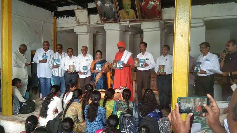 ಗದಗ ಜಿಲ್ಲೆ ಮುಂಡರಗಿ ತಾಲ್ಲೂಕಿನ ಡೋಣಿ ಬಳಿ ಇರುವ ನಂದಿವೇರಿ ಮಠದಲ್ಲಿ ಭಾನುವಾರ ನಡೆದ ಕಾರ್ಯಕ್ರಮದಲ್ಲಿ ಡಾ.ವಸುಂಧರಾ ಭೂಪತಿ ಅವರ ಎರಡು ಪುಸ್ತಕಗಳು ಲೋಕಾರ್ಪಣೆಗೊಂಡವು    