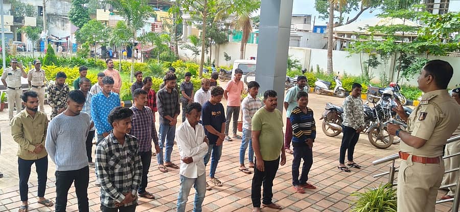 ಹುಬ್ಬಳ್ಳಿ ಗೋಕುಲ ರಸ್ತೆ ಪೊಲೀಸ್‌ ಠಾಣೆ ಆವರಣದಲ್ಲಿ ಭಾನುವಾರ ರೌಡಿಗಳ ಪರೇಡ್‌ ನಡೆಸಲಾಯಿತು