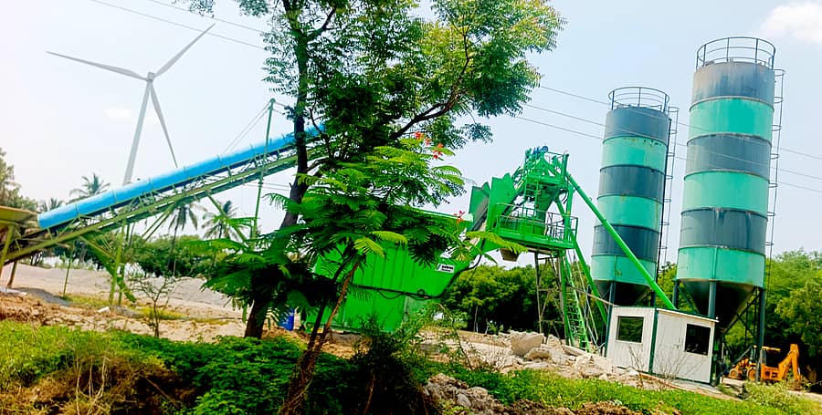 ನರೇಗಲ್ ಸಮೀಪದ ಅಬ್ಬಿಗೇರಿ ಗ್ರಾಮದಿಂದ ಯರೇಬೇಲೇರಿ ಕಡೆಗೆ ಹೋಗುವ ಮಾರ್ಗದ ಹೊಲವೊಂದರಲ್ಲಿ ಸ್ಥಾಪಿಸಿರುವ ರೆಡಿ ಮಿಕ್ಸ್ ಕಾಂಕ್ರೀಟ್ (ಆರ್ಎಂಸಿ) ಘಟಕ