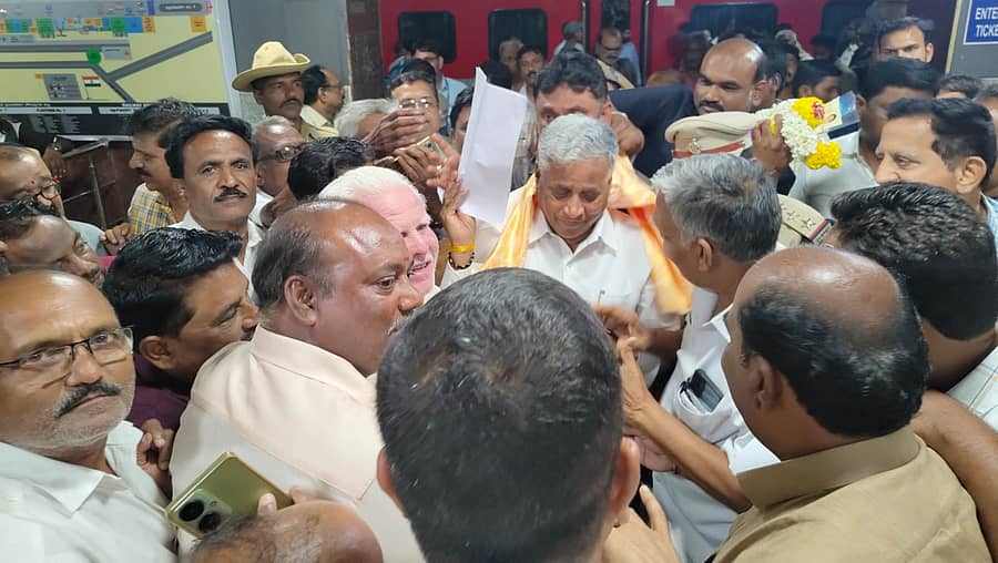 ಕುಷ್ಟಗಿ ರೈಲ್ವೆ ಹೋರಾಟ ಸಮಿತಿಯವರು ಹೊಸಪೇಟೆಯಲ್ಲಿ ಶುಕ್ರವಾರ ರೈಲ್ವೆ ಸಚಿವ ವಿ.ಸೋಮಣ್ಣ ಅವರಿಗೆ ಮನವಿ ಸಲ್ಲಿಸಿದರು